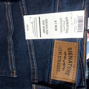 Levi signature jeans size 6 by 28